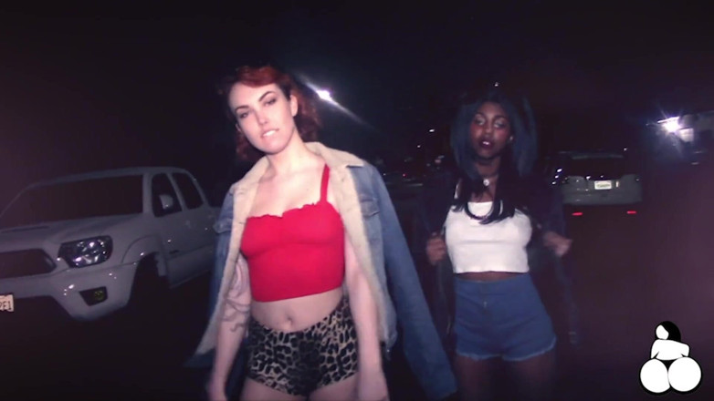 WhOOtylicious: Interracial sexo a três com meninas twerking