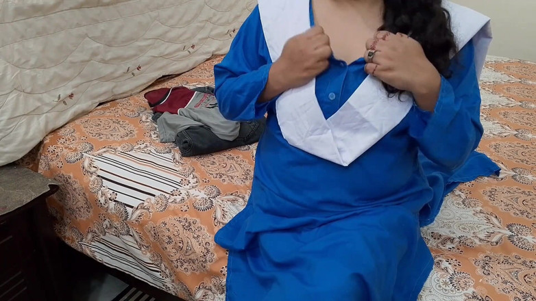 QueenbeautyQB: Indyjska przyrodnia siostra zaskakuje swojego przyrodniego brata, nosząc szkolny mundurek