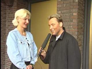 Lucky Cooch: Vacker blond brud vid intervjun