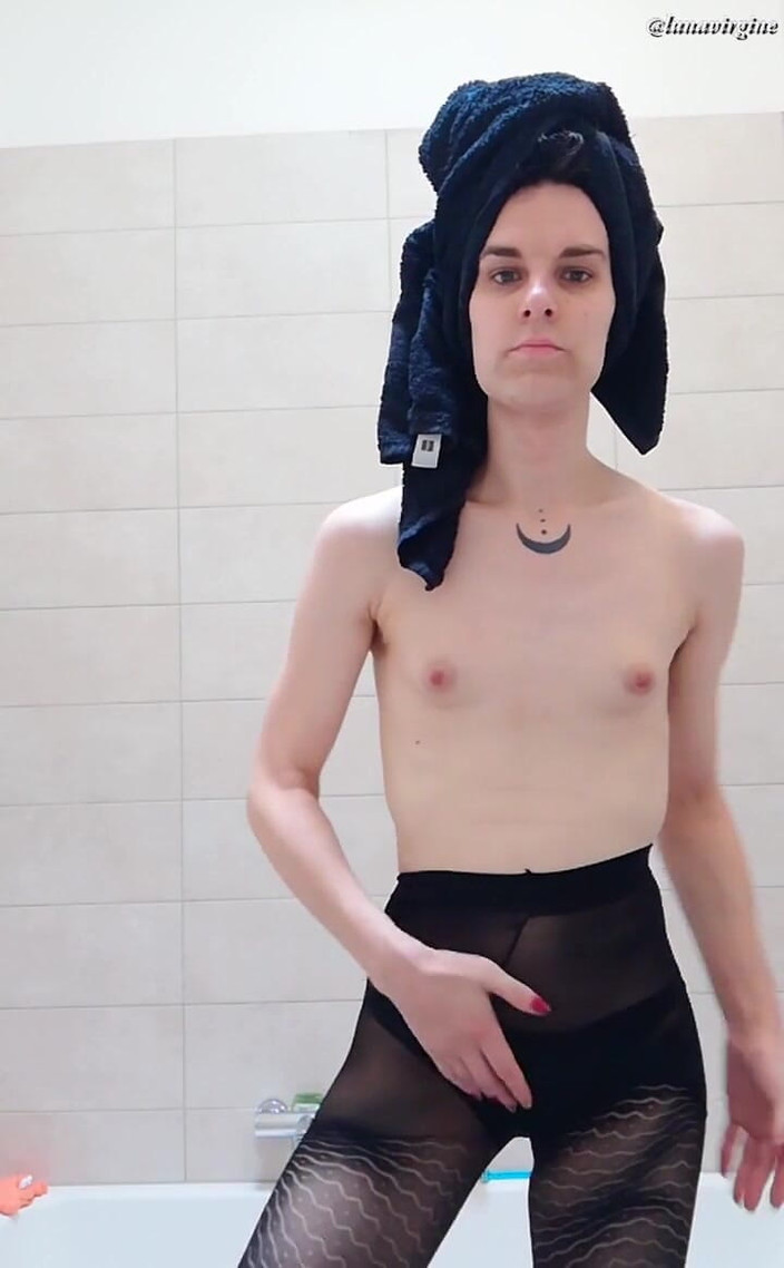 Odette Vesper: Mmxx.vii.vii.vii //ड्रेसिंग ऑफ, कुछ बहुत सुंदर काले पैटर्न वाली नायलॉन चड्डी पर डालना, और कुछ सुंदर को बाहर निकालना