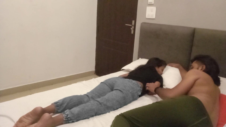 Indian college girls sex: Joven pareja india disfruta de sexo romántico después de la...