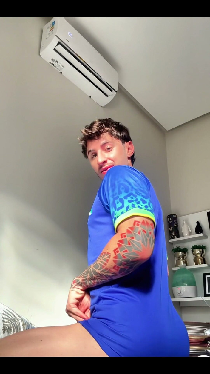 Luiz Velasquez: Come Beat the Ball in My Kitchen