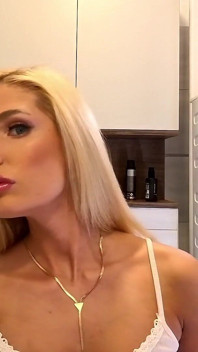 Si blonde kecil molek panas yang cantik bosan dan diabaikan di rumah menanggalkan seluar dalamnya untuk menunjukkan pepek ketatnya