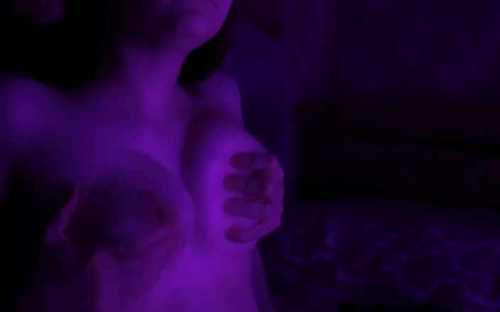 Violet Purple Fox: Os peitos grandes da vizinha. Eu apertou os mamilos para...