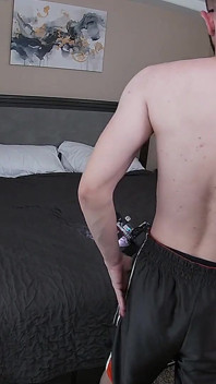Geile ehefrau überrascht ihren mann mit neuen dessous-bts