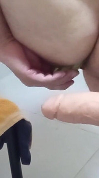 Dildo dan zucchini, gabungan keseronokan yang indah.
