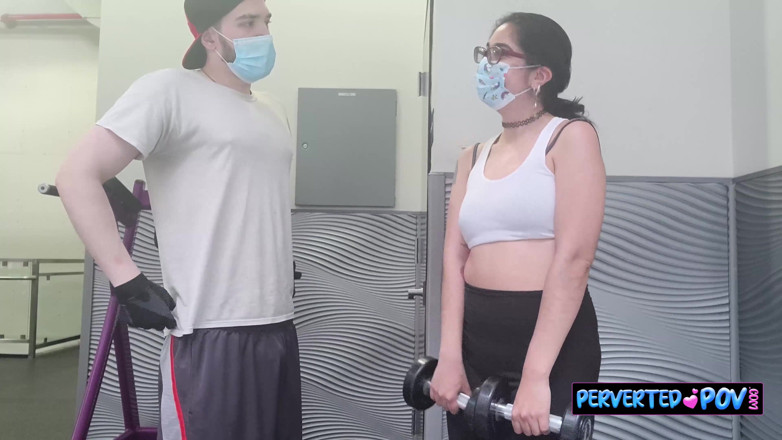 Perverted POV: Onlyfans-model krijgt inhoud van een man in de sportschool