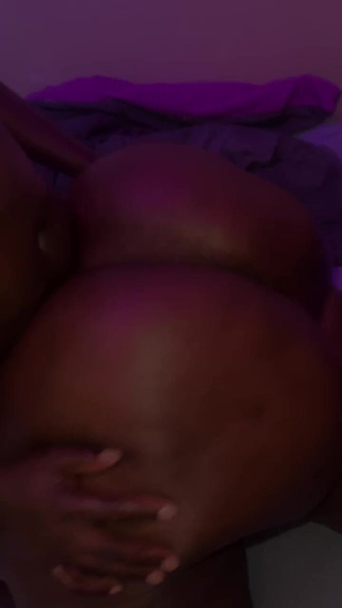 Miss weirdos: Výstřik na záda s velkým černým pérem