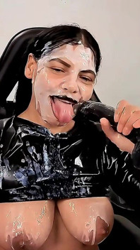 Soins du visage extrêmes, grandes courbes naturelles et latex brillant