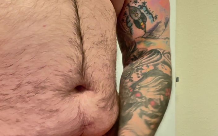 TattedRockerBear: Sexy tatuada peluda urso gordo gozando com um anel de...