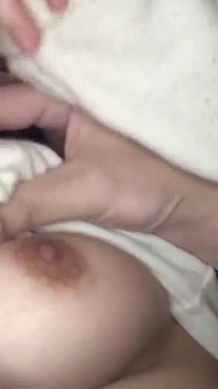 Замужние женщины так легко! Жена с большими сиськами в одежде приглашает мужчину выйти с ней наружу. 4-8