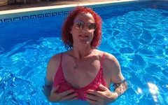 Só eu, de biquíni, espirrando em uma piscina de férias na Espanha