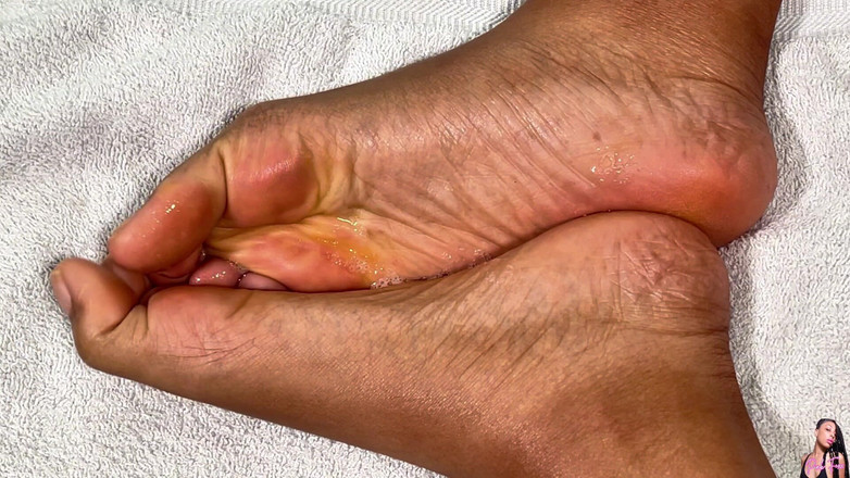 Pink Foxx: MILF spuckt auf ihre füße, damit du verehrst