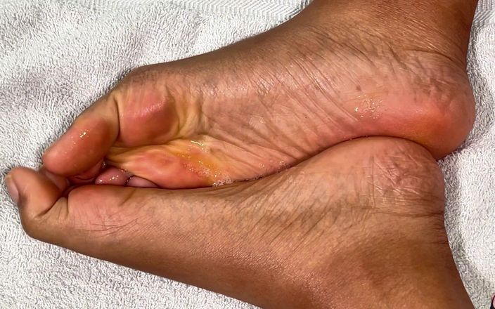 Pink Foxx: Une MILF crache sur ses pieds pour que vous adorons
