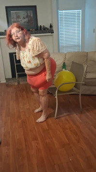 Blooper Grande Bellezza L'infermiera Vicki Prova a Scoppiare Un Palloncino Con Il Culo Ma Non Funziona!