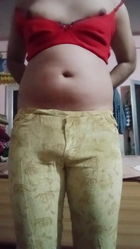 Indian Gay Crossdresser Gaurisissy pressing i zabawy z jej dużymi w dżinsowej koszulce