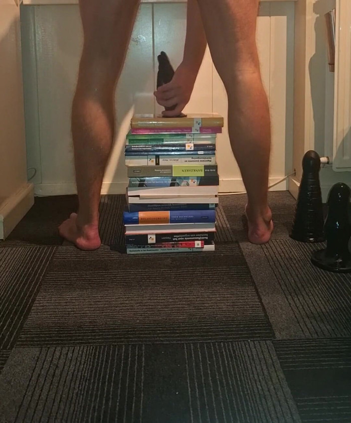 NoFace Twink X: Twink cavalca dildo e fisting dildo