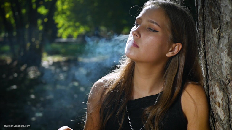 Russian Smokers: Awek Rusia seksi merokok studio dalaman