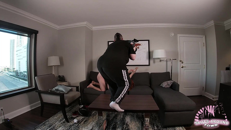 Sluts Around Town: セラピストはアナルを使ってエッチなクライアントを治療します BTS