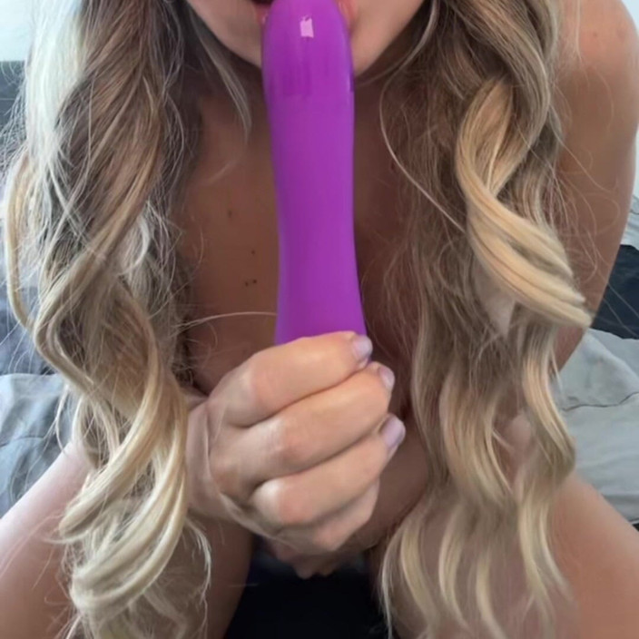 Chokobanana: Lingerie ungu cocok dengan vibratorku