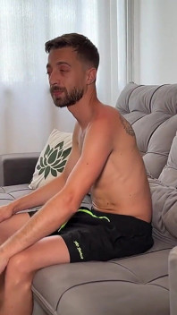 Engolindo todo o pau enorme antes de se sentar