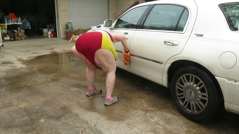 BBW nurse Vicki adventures with friends: Sexy zralá bbw zrzavá sestřička Vicki si myje auto!