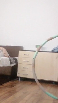 Istri nakal ini lagi asik olahraga sambil bugil di rumah! Cewek seksi rambut cokelat dengan stoking ketat ini lagi asik ngentot memek berbulunya pakai stoking tebal