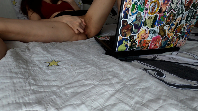 LeilaBeat: Amatorskie MILF ogląda porno i masturbuje się słodką cipką