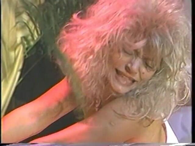 A Lesbian World: Heiße blonde 80er pornokönigin in sexy dessous hat strap-on-fick mit ihrer...