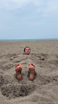 Enterré dans le sable et yoga sur la plage - doublez le spectacle