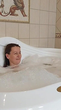 J’ai baigne ma jungle dans un jacuzzi. Wery Wet, femme poilue