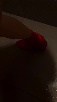 Sexe très risqué avec ma belle-mère sexy dans les toilettes pour hommes pendant une soirée