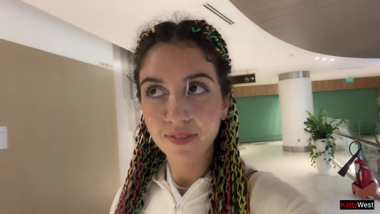 Katty West: Божевільна прогулянка з камшотом у торговому центрі