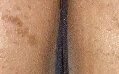Een man stelt zijn anus bloot. Neem een close-up zodat je de rimpels duidelijk kunt zien