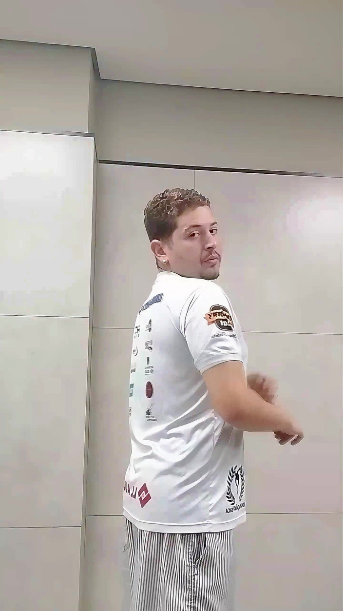 Marcosninfo: Saya hampir ditangkap oleh pengawal keselamatan yang menunjuk-nunjuk di bilik...