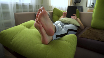 Teasecombo 4K: Sexy holka škádlí její sexy nohy skutečné amatérské domácí