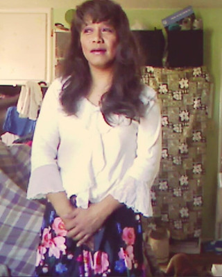 Jhazmeena: Jhazmeena beyaz bluz ve bol siyah retro çiçek baskılı etek giyiyor