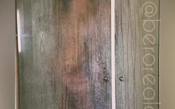 Berorealove: Mokré šukání ve sprše