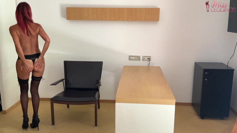 MissLeggings: Striptease en geneukt met sperma op de voeten