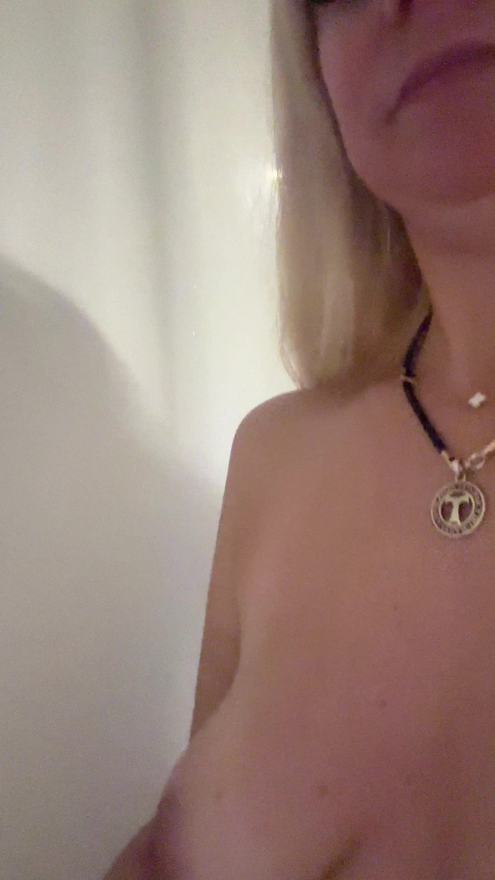 LarisaCum: I'm a Dirty Little Blonde! I Play with My Pussy...