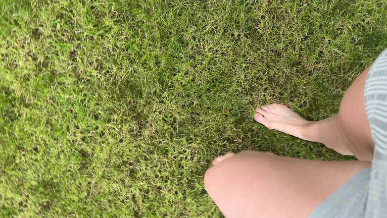 Feet: Berjalan Tanpa Alas Kaki Di Atas Rumput