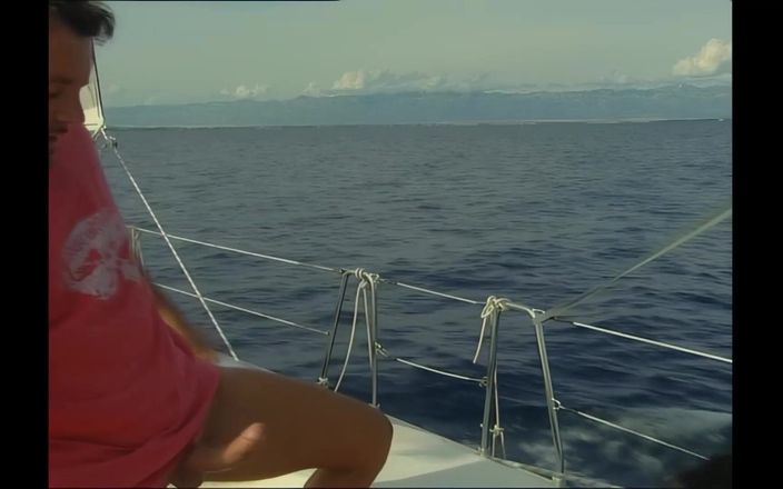 German Porn: Збуджена дупа трахається на вітрильнику з хвилями