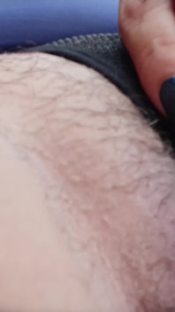 Een gigantische vrouw speelt met kleine geliefden en wrijft ze over haar hele lichaam, haar kont en haar harige kutje