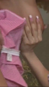 Trójkąt jebanie z dwiema gorącymi lesbijkami w stodole