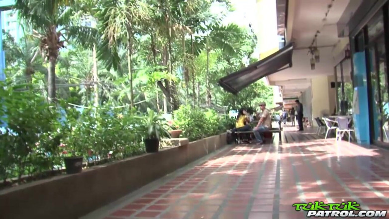 Trike Patrol - Tuk Tuk Patrol: Une Thaïlandaise asiatique mince se fait baiser par les deux...