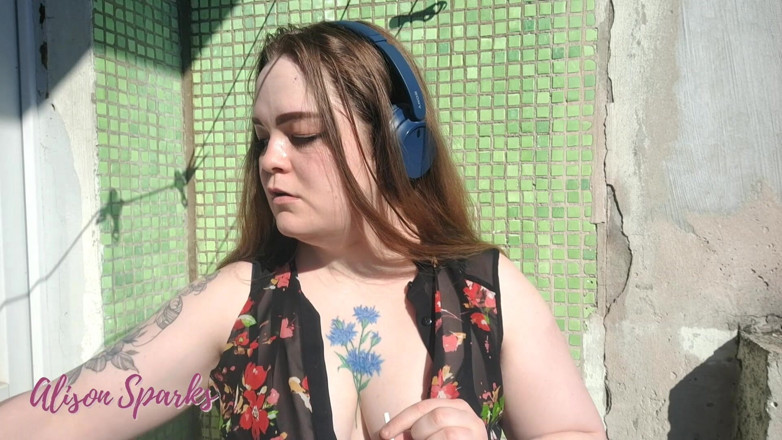 Alison Sparks: Balkonda dumanlı göğüs dekoltesi azdırıyor