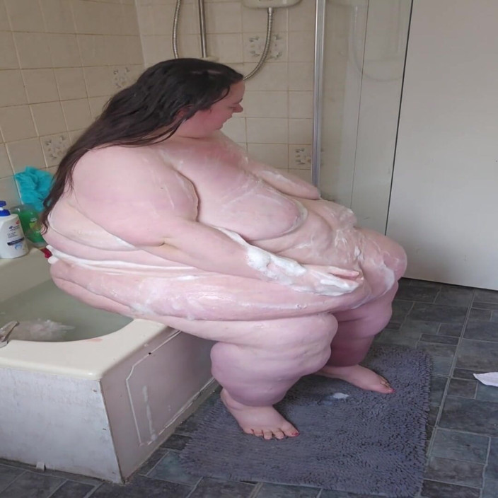 SSBBWLadyBrads: SSBBW Goddess Bathe on Bath Side