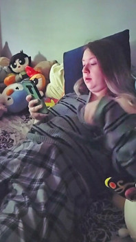 Une trans se masturbe devant du porno
