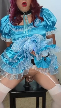 Sissy candy cavalca molti dei suoi enormi dildo
