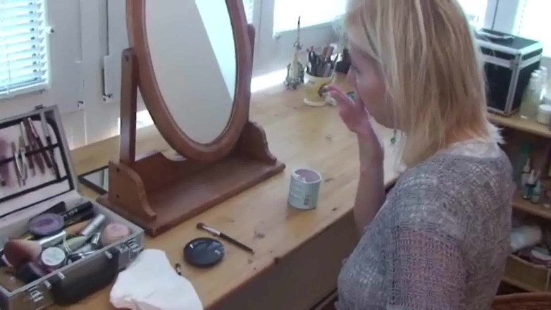 Femdom Austria: Make up and cleaning face